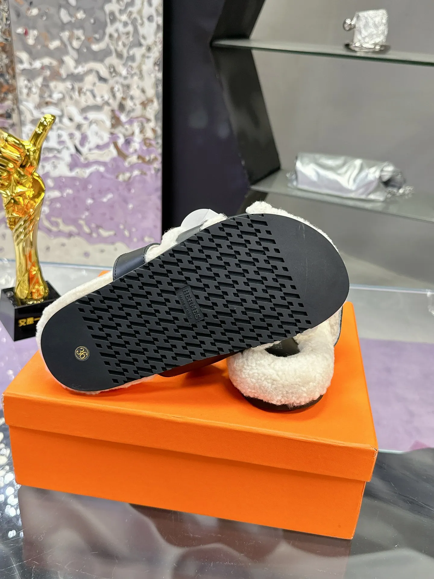 Factory price: 500💰 HERMES💗Ai Ma’s classic hot style second uncle🐑wool mop🆕 is coming. A must-have item for autumn and winter ✅ Versatile and fashionable at home and out on the street 🍀The colors are extremely colorful! Walking Tuscany! T men's shoes 💰R non-slip outsole super light ️ super comfortable on the feet without any binding feeling I can't stop drinking coffee ☕ my second uncle's slippers I can't take off Size number: 35-40 (41 made to order, non-refundable)